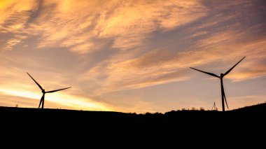 Rüzgar Türbini güç jeneratör çiftliği gün batımında, Georgia