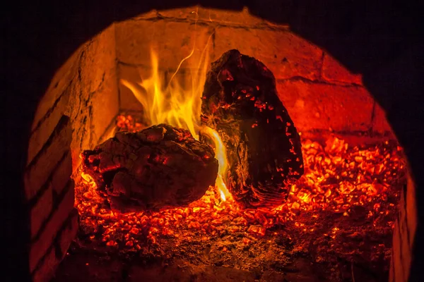 Bir şömine bulunan bir ateş yakar