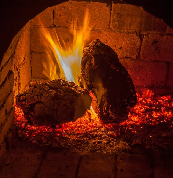 Bir şömine bulunan bir ateş yakar