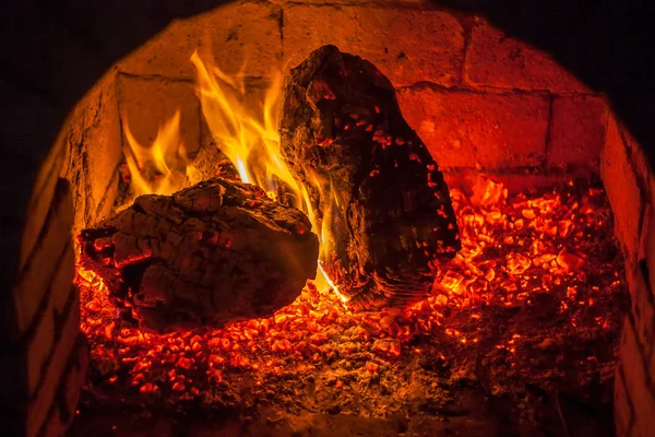 Bir şömine bulunan bir ateş yakar