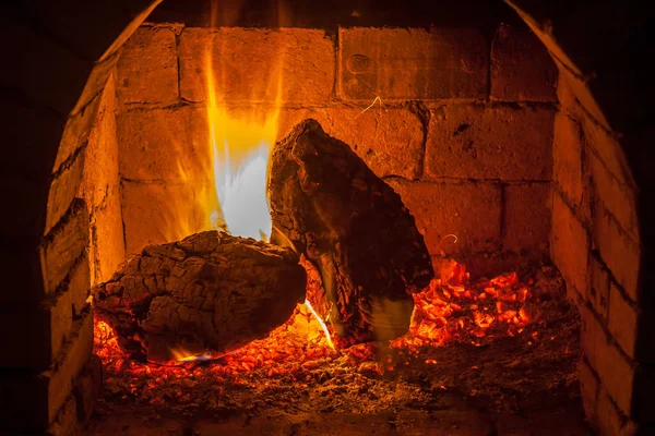 Bir şömine bulunan bir ateş yakar