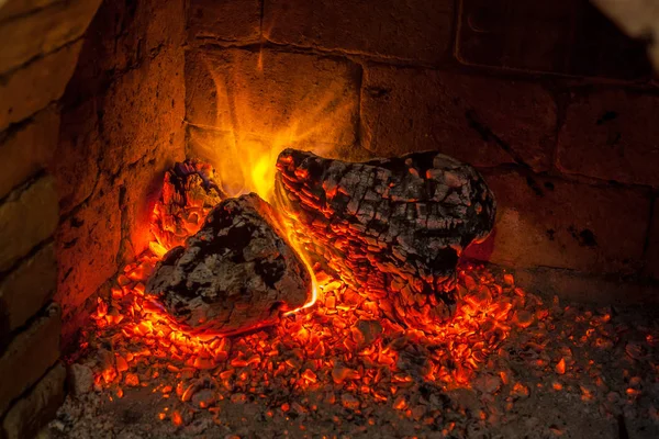 Bir şömine bulunan bir ateş yakar