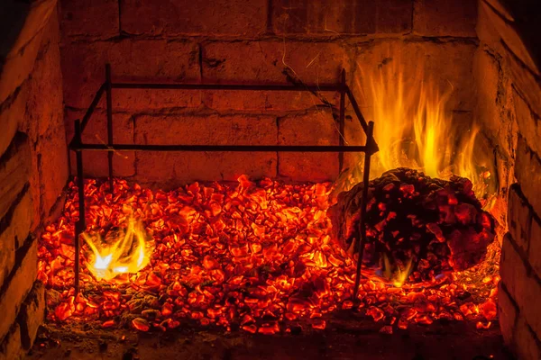 Bir şömine bulunan bir ateş yakar