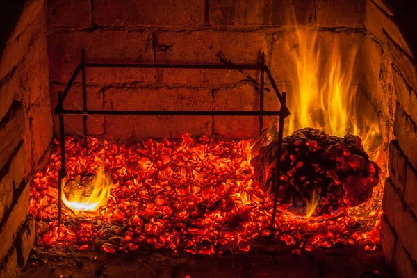 Bir şömine bulunan bir ateş yakar