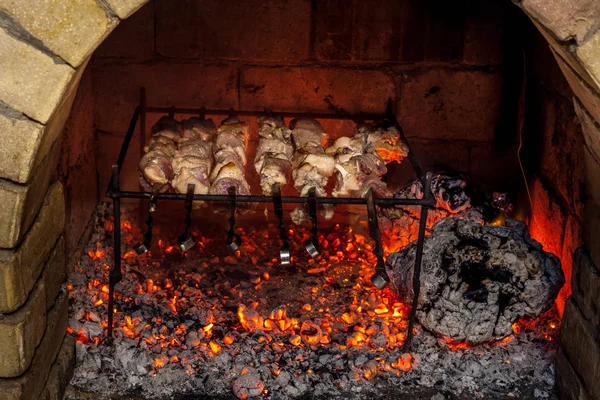 Yanan şömine ve Barbekü domuz eti