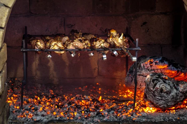 Yanan şömine ve Barbekü domuz eti