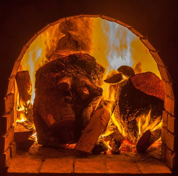 Bir şömine bulunan bir ateş yakar