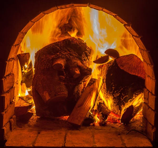 Bir şömine bulunan bir ateş yakar