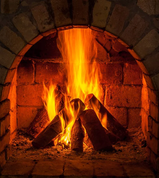 Bir şömine bulunan bir ateş yakar