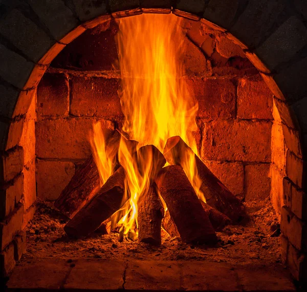 En eld brinner i öppen spis — Stockfoto