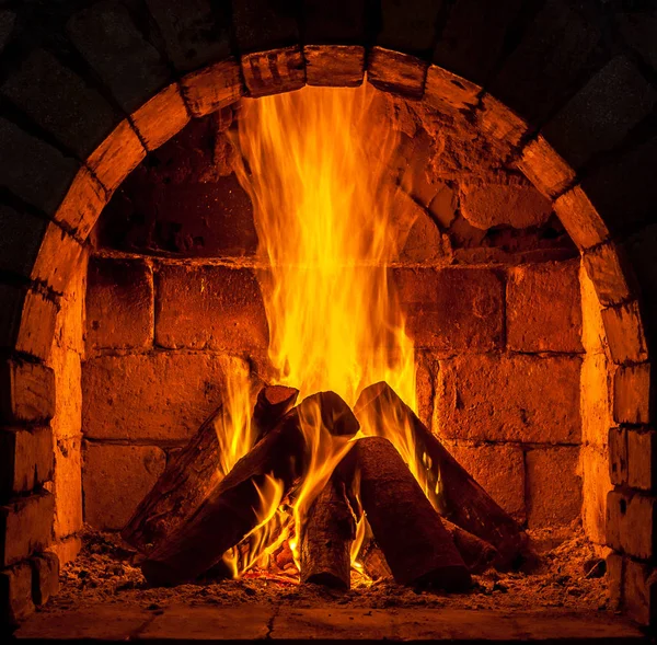 Bir şömine bulunan bir ateş yakar