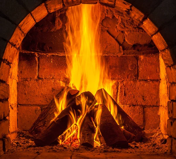 Bir şömine bulunan bir ateş yakar