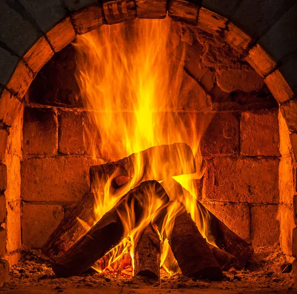 Bir şömine bulunan bir ateş yakar