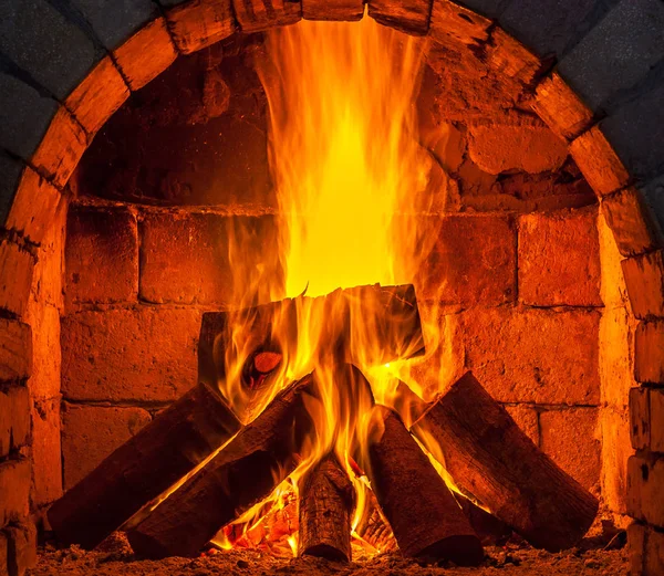 Bir şömine bulunan bir ateş yakar