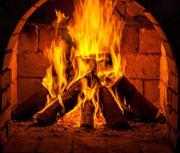 Огонь горит в камине — стоковое фото