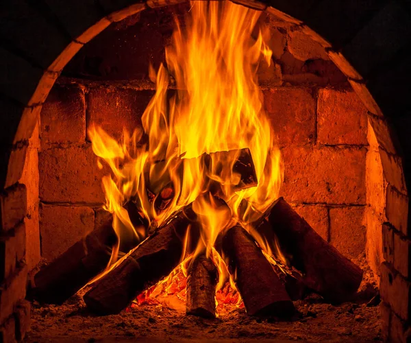 Bir şömine bulunan bir ateş yakar