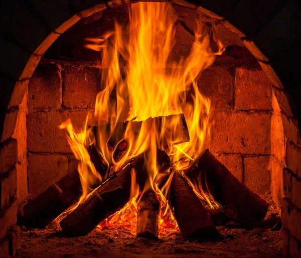 Bir şömine bulunan bir ateş yakar