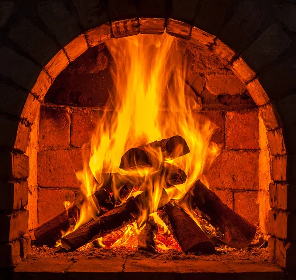 Bir şömine bulunan bir ateş yakar