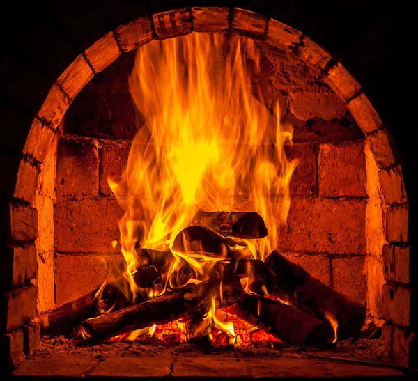 Bir şömine bulunan bir ateş yakar