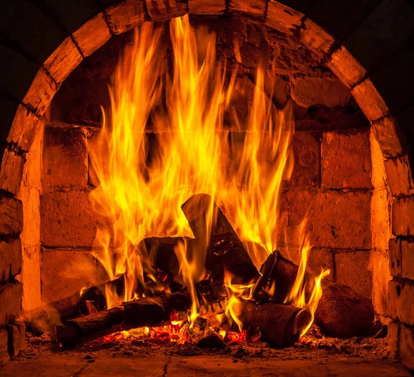 Bir şömine bulunan bir ateş yakar