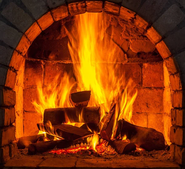 Bir şömine bulunan bir ateş yakar