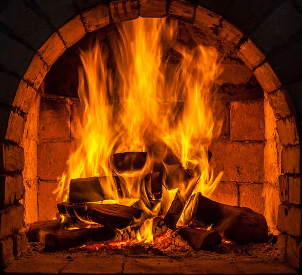 Bir şömine bulunan bir ateş yakar