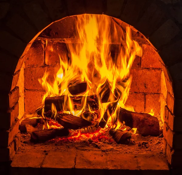 Bir şömine bulunan bir ateş yakar