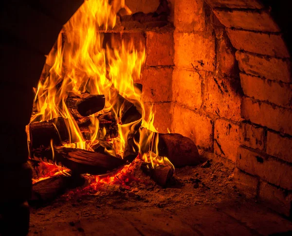 Bir şömine bulunan bir ateş yakar