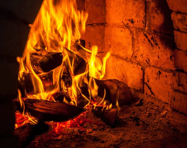 Bir şömine bulunan bir ateş yakar