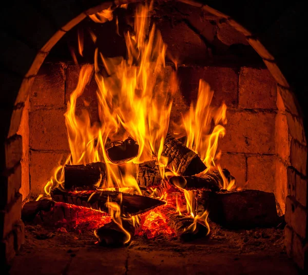 Bir şömine bulunan bir ateş yakar