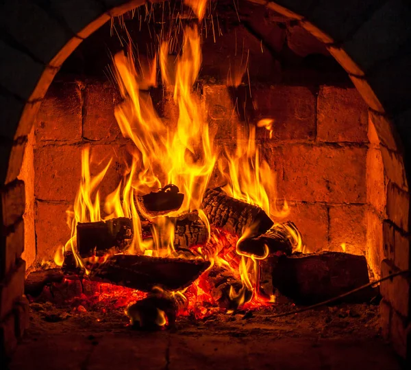 Bir şömine bulunan bir ateş yakar