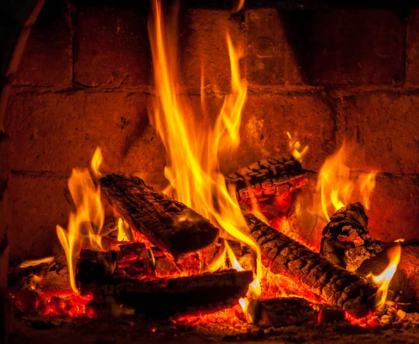 Ein Feuer brennt in einem Kamin — Stockfoto