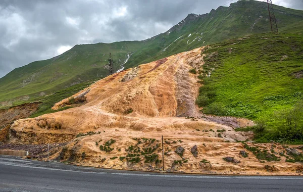 Maden suyu akışı yamaç Traverten Mevduatı ile kaplı,