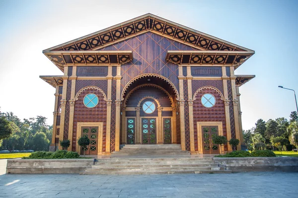 Mooie houten huis, Batoemi theater — Stockfoto