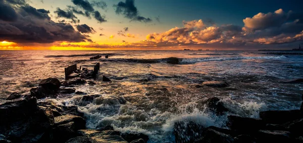 Gün batımı. Güzel gün batımı Karadeniz. Altın deniz günbatımı. Resim deniz
