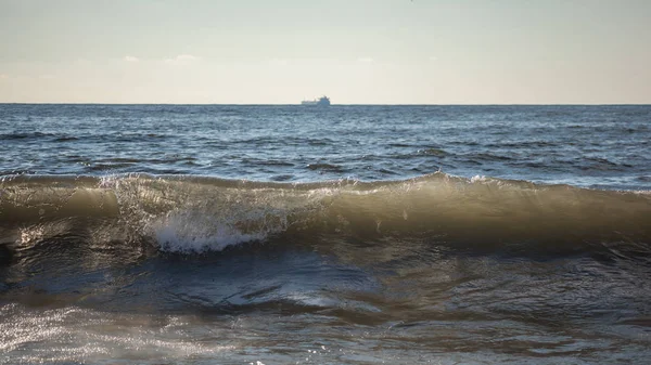 Detalhe de perto raro da onda no mar perto da praia — Fotografia de Stock