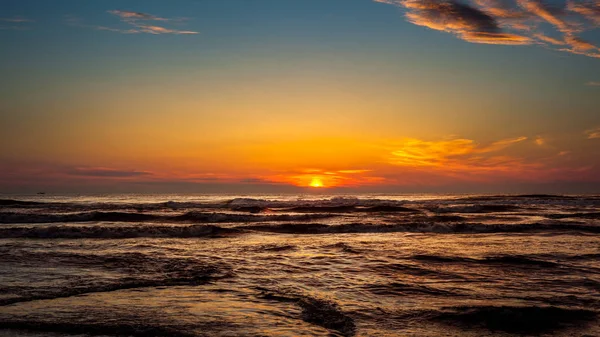 Gün batımı. Güzel gün batımı Karadeniz. Altın deniz günbatımı