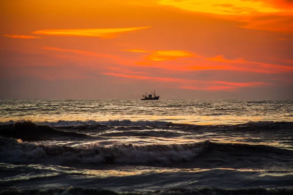 Marinheiro em um Mar Negro, belo pôr do sol, Poti, Geórgia — Fotografia de Stock