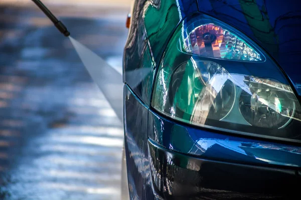 Lavagem de carro Closeup. Lavagem de carro por água de alta pressão — Fotografia de Stock