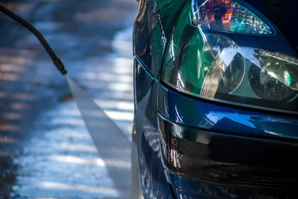 Lavagem de carro Closeup. Lavagem de carro por água de alta pressão — Fotografia de Stock