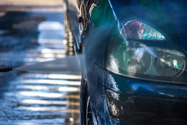 Lavagem de carro Closeup. Lavagem de carro por água de alta pressão — Fotografia de Stock