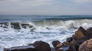 Sahilde, Poti, Gürcistan kırma denizin dalgaları