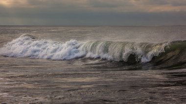 Sahilde, Poti, Gürcistan kırma denizin dalgaları