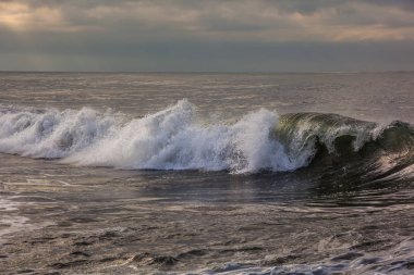 Sahilde, Poti, Gürcistan kırma denizin dalgaları