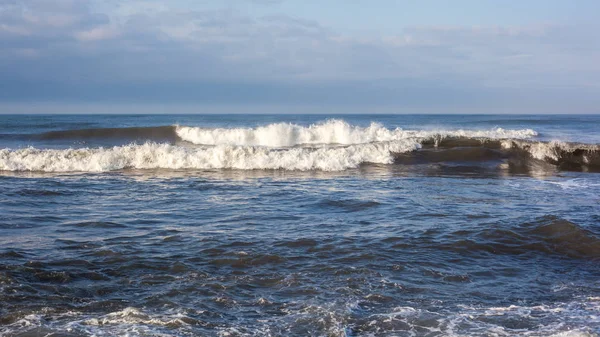 Vague de la mer, mer Noire, Poti, côte géorgienne — Photo