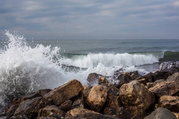 Хвилі моря порушення на пляжі, поті, Грузія — стокове фото