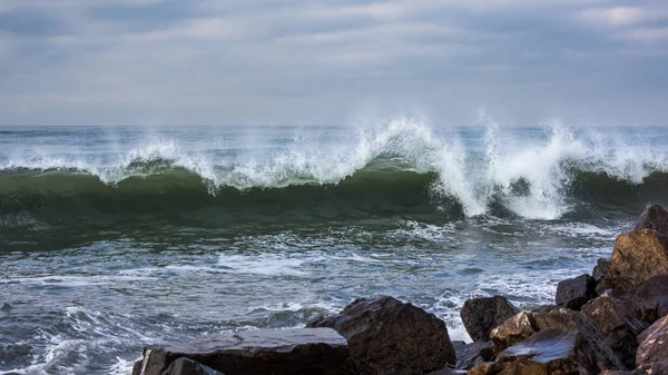 Vagues de la mer se brisant sur la plage, Poti, Géorgie — Photo