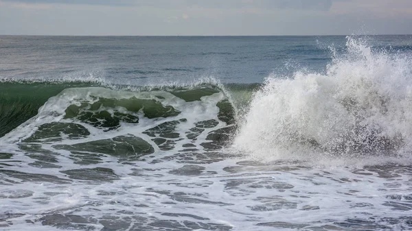 Golven van de zee op het strand, Poti, Georgië te breken — Stockfoto