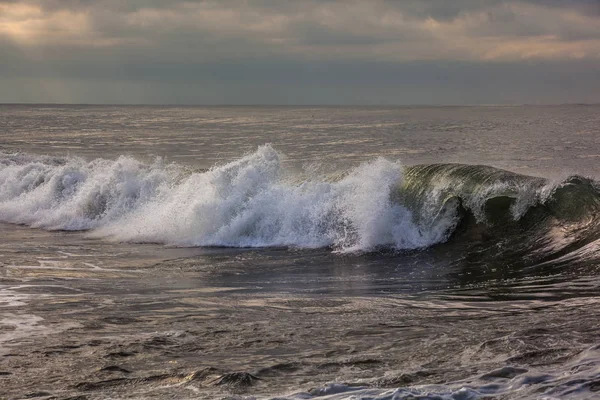 Vagues de la mer se brisant sur la plage, Poti, Géorgie — Photo