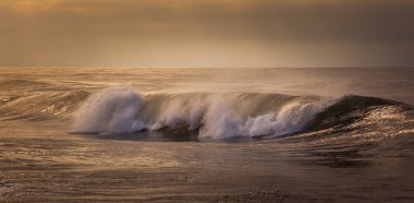 Sahilde, Poti, Gürcistan kırma denizin dalgaları